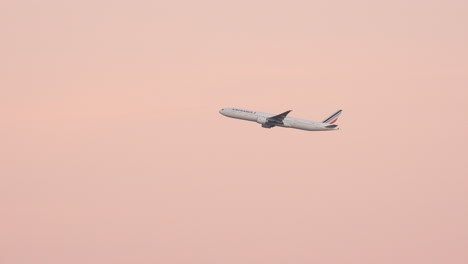 Air-France-Airbus-350-Avión-Despegue-Vuelo-Contra-El-Cielo-De-Ambiente-Rosa