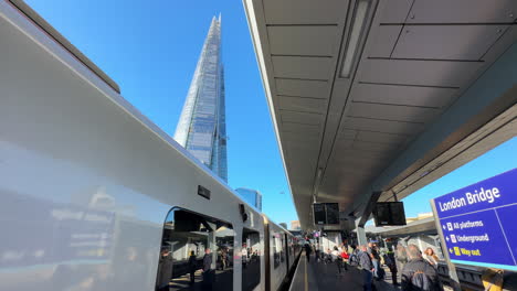 Tren-Que-Sale-De-La-Estación-De-Tren-Del-Puente-De-Londres-Con-El-Rascacielos-Shard