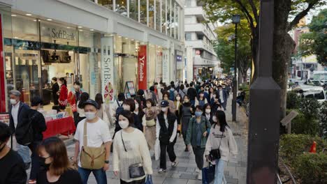 Belebte-Einkaufsstraße-Im-Stadtteil-Harajuku-In-Tokio-An-Wochentagen