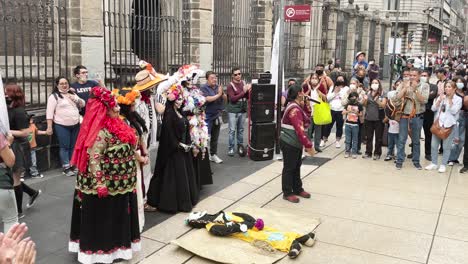 Aufnahme-Der-Darstellung-Von-Dia-De-Muertos-In-Der-Innenstadt-Von-Mexiko-Stadt