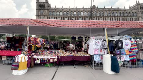 Toma-De-Venta-De-Productos-Artesanales-En-El-Zocalo-De-La-Ciudad-De-Mexico