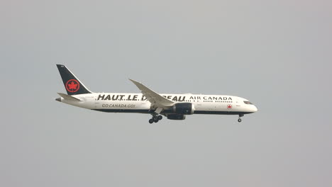 Eine-Nahaufnahme-Eines-Zivilflugzeugs-Air-Canada,-Das-Am-Himmel-Fliegt