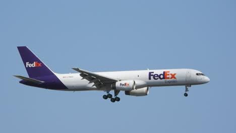 Avión-De-Carga-Fedex-En-Vuelo-Contra-El-Cielo-Soleado-Durante-El-Día