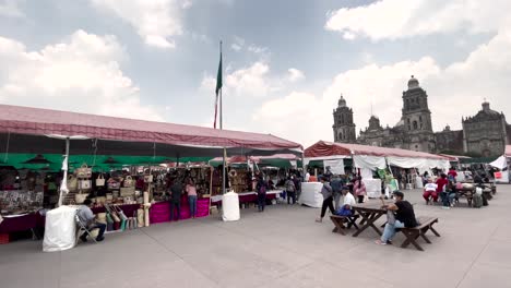 Schuss-Des-Verkaufs-Verschiedener-Handwerklicher-Produkte-Im-Zocalo-Von-Mexiko-stadt