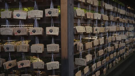 Tableros-De-Oración-Ema,-Deseos-Sintoístas-De-Fortuna-En-El-Santuario-Meiji-Jingu