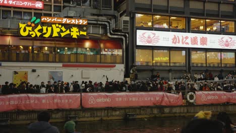 Multitudes-De-Asistentes-A-Halloween-Se-Alinean-En-Las-Calles-Del-Río-Dotonburi-En-Osaka