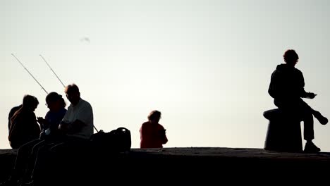 Silhouette-Menschen-An-Der-Küstenpromenade-Porto-Portugal