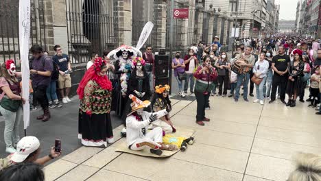 Aufnahme-Einer-Repräsentation-Von-Dia-De-Muertos-In-Der-Innenstadt-Von-Mexiko-Stadt-Mit-Echten-Schauspielern