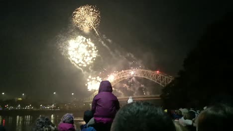 Multitud-Viendo-Coloridos-Fuegos-Artificiales-Brillar-En-El-Puente-Del-Jubileo-De-Plata,-Ancho