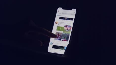La-Pantalla-Brillante-De-Un-Teléfono-Inteligente-Mientras-Una-Persona-Se-Desplaza-Por-Los-Tweets-De-Twitter