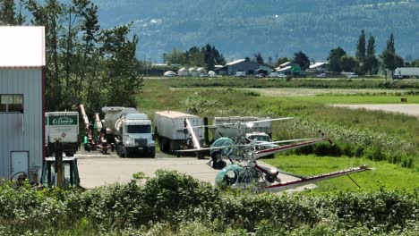 Mann,-Der-An-Einem-Sonnigen-Tag-Am-Flughafen-Chilliwack-In-Kanada-Die-Trommel-Zum-Hubschrauber-Rollt