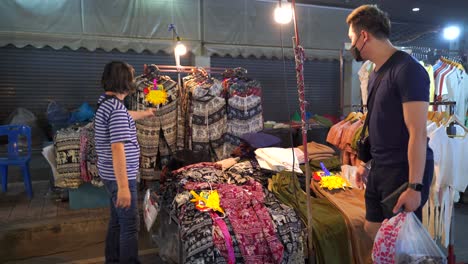 Famosos-Pantalones-De-Elefante-A-La-Venta-En-El-Mercado-Nocturno-De-Tailandia