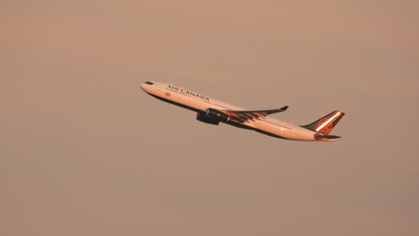 Air-Canada-Despegando-Hacia-Un-Cielo-De-Ensueño-Con-Turistas-Esperando-Hospitalizados-En-El-Avión-Para-Llegar-Al-Destino-De-Vacaciones-De-Sus-Sueños