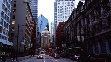 Toma-Panorámica-Derecha-De-La-Calle-West-Hastings-En-El-Centro-De-Vancouver-Con-Gente-Caminando-Por-Las-Aceras-En-Un-Día-Nublado