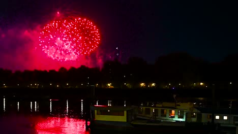 2022-Fuegos-Artificiales-Dentro-Del-Parque-Battersea-Sobre-El-Río-Támesis,-Londres,-Reino-Unido