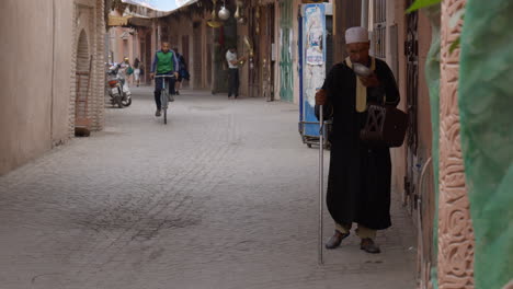 Obdachloser-Blinder-Mann,-Der-Mit-Weißem-Stock-In-Der-Alten-Marrakesch-straße-Geht