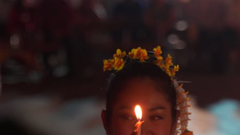 Vista-De-Cerca-De-Bailarinas-Tailandesas-Sosteniendo-Velas-Mientras-Bailan