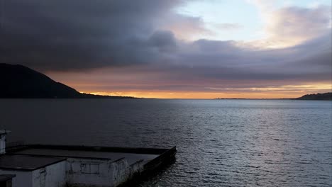 Estrecho-Puente-De-Agua-Entre-Las-Montañas-Morne-Al-Amanecer