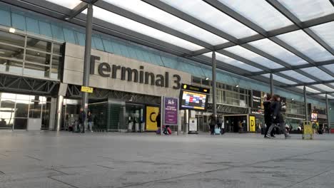 6-De-Noviembre-De-2022---Entrada-De-Salidas-De-La-Terminal-3-En-El-Aeropuerto-De-Heathrow-Con-Personas-Y-Miembros-De-La-Tripulación-De-Cabina-Virgen-Pasando