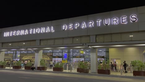 Viajeros-De-Negocios-En-El-Aeropuerto