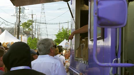 Imbisswagen-Menge-Warten-Poboy-Fest-New-Orleans-Louisiana-Tag-Außen