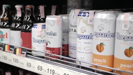 Tomar-Cerveza-De-Alcohol-Hoegaarden-Del-Estante-De-Bebidas-En-El-Supermercado