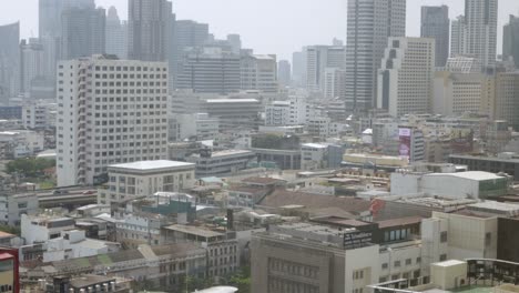 Vista-De-Pájaro-De-La-Ciudad-De-Bangkok-Desde-El-Cielo-Con-Algo-De-Contaminación-Del-Aire