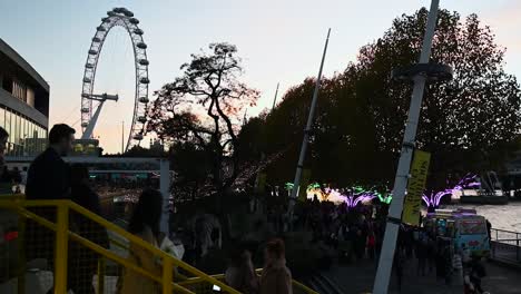 Noche-En-Southwark-Cerca-De-Londres-Antes-De-Navidad,-Ojo-De-Londres,-Reino-Unido