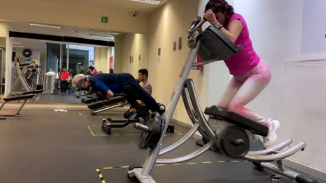 Toma-En-Cámara-Lenta-De-Personas-Haciendo-Varios-Ejercicios-En-Un-Gimnasio-En-México