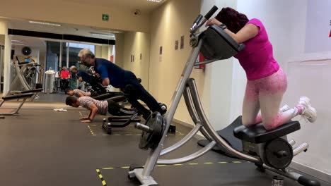 Toma-En-Cámara-Lenta-De-Personas-Haciendo-Ejercicio-En-Un-Gimnasio-En-La-Ciudad-De-México