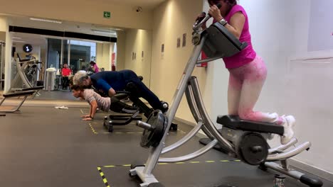 Toma-En-Cámara-Lenta-De-Personas-Haciendo-Ejercicio-En-Un-Gimnasio