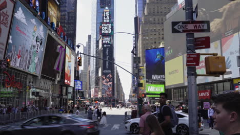 Belebtes-Gebiet-Rund-Um-Den-Times-Square-In-New-York,-USA