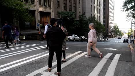 Tourist-Hält-An,-Um-Ein-Foto-Auf-Dem-Zebrastreifen-Zu-Machen,-Um-Ein-Foto-Von-Den-Seltsamen-Straßen-Von-Seattle-Zu-Machen