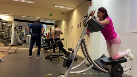 Foto-De-Personas-Haciendo-Varios-Ejercicios-En-Un-Gimnasio-En-El-Centro-De-La-Ciudad-De-México