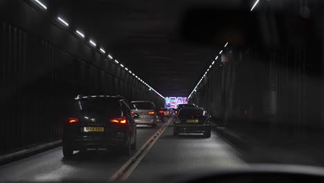 Punto-De-Vista-De-Los-Automóviles-Que-Circulan-Por-La-Carretera-Del-Túnel-Bajo-El-Aeropuerto-De-Heathrow,-Londres