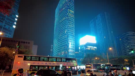 Vida-Nocturna-En-Las-Calles-De-Beijing-Sanlitun-Con-Un-Horizonte-Cinematográfico-Y-Calles-Concurridas