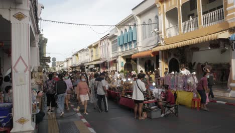 überfüllte-Touristen,-Die-Auf-Dem-Sonntagnachtmarkt-In-Der-Thalang-Road-Einkaufen