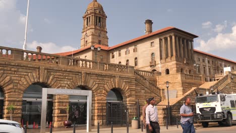 Personas-Junto-Al-Edificio-Sindical-En-Pretoria,-Sudáfrica