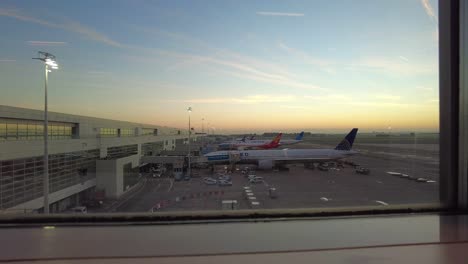 Aviones-En-El-Aeropuerto-De-Bruselas-Que-Llegan-Y-Se-Estacionan-Al-Amanecer-En-El-área-De-Desembarque