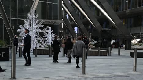 Celebración-De-Navidad-Fuera-De-La-Torre-Broadgate,-Londres,-Reino-Unido