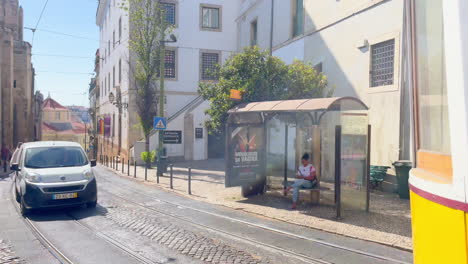 Tranvía-De-Lisboa-Con-Color-Amarillo-En-El-Distrito-De-Alfama-Durante-El-Día-Soleado