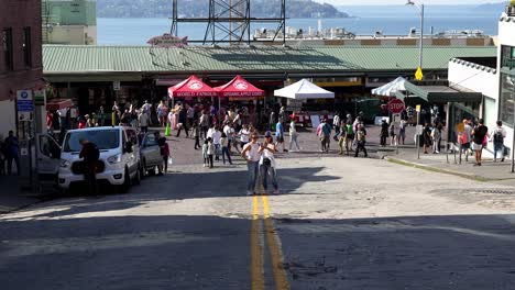 Famoso-Mercado-De-Pike-Lleno-De-Gente-En-Seattle,-Washington,-En-Medio-De-La-Calle,-Dos-Mujeres-Tomándose-Una-Selfie