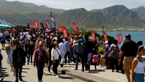 Viajeros-Llenando-Las-Calles-De-Hermanus-Durante-El-Festival-Anual-De-Ballenas