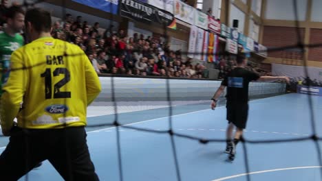 Partido-De-Balonmano,-Hombre,-Seha,-Europa,-El-Portero-Salva-El-Gol-De-La-Pena