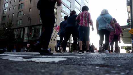 Low-Angle-überfüllten-Zebrastreifen-Am-Pike-Market-Seattle-Washington