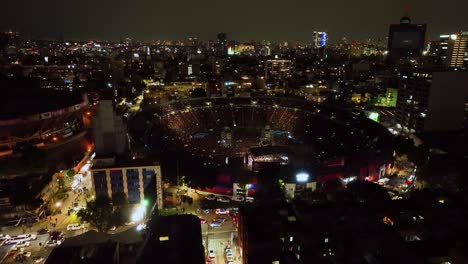 Vista-Aérea-Del-Estadio-Ciudad-De-Los-Deportes,-Durante-La-Noche-De-Concierto-En-La-Ciudad-De-México---Ascendente,-Inclinación,-Disparo-De-Drones