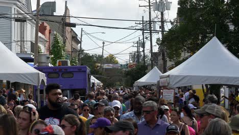 Concurrida-Calle-Roble-Poboy-Fest-Nueva-Orleans