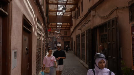 Gente-Caminando-Por-Las-Calles-Empedradas-De-Marruecos