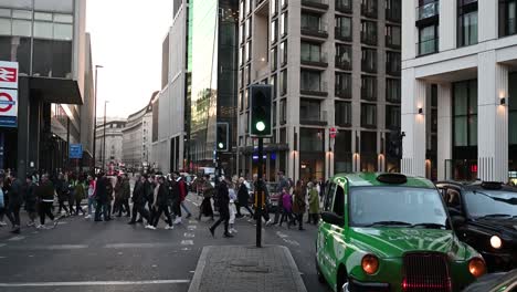 Überquerung-Der-York-Road-Zwischen-Der-Waterloo-Station-Und-Dem-London-Eye-Und-Der-Themse