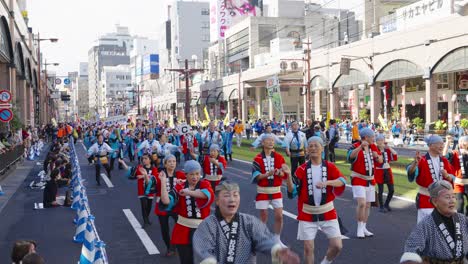 Cientos-De-Bailarines-Tradicionales-En-La-Calle-En-El-Festival-Ohara---Centro-De-Kagoshima